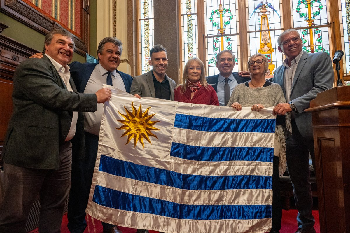 🇺🇾   |  Con la presencia de la Presidenta de la Asamblea General <a href="/CosseCarolina/">Carolina Cosse</a>, la Comisión Especial de Deporte y Juventud de <a href="/SenadoUy/">Senado Uruguay</a>, entregó este mediodía el Pabellón Nacional al deportista de artes marciales mixtas <a href="/gastonreyno/">Gaston “Tonga” Reyno</a>, como despedida previa a su viaje a Estados