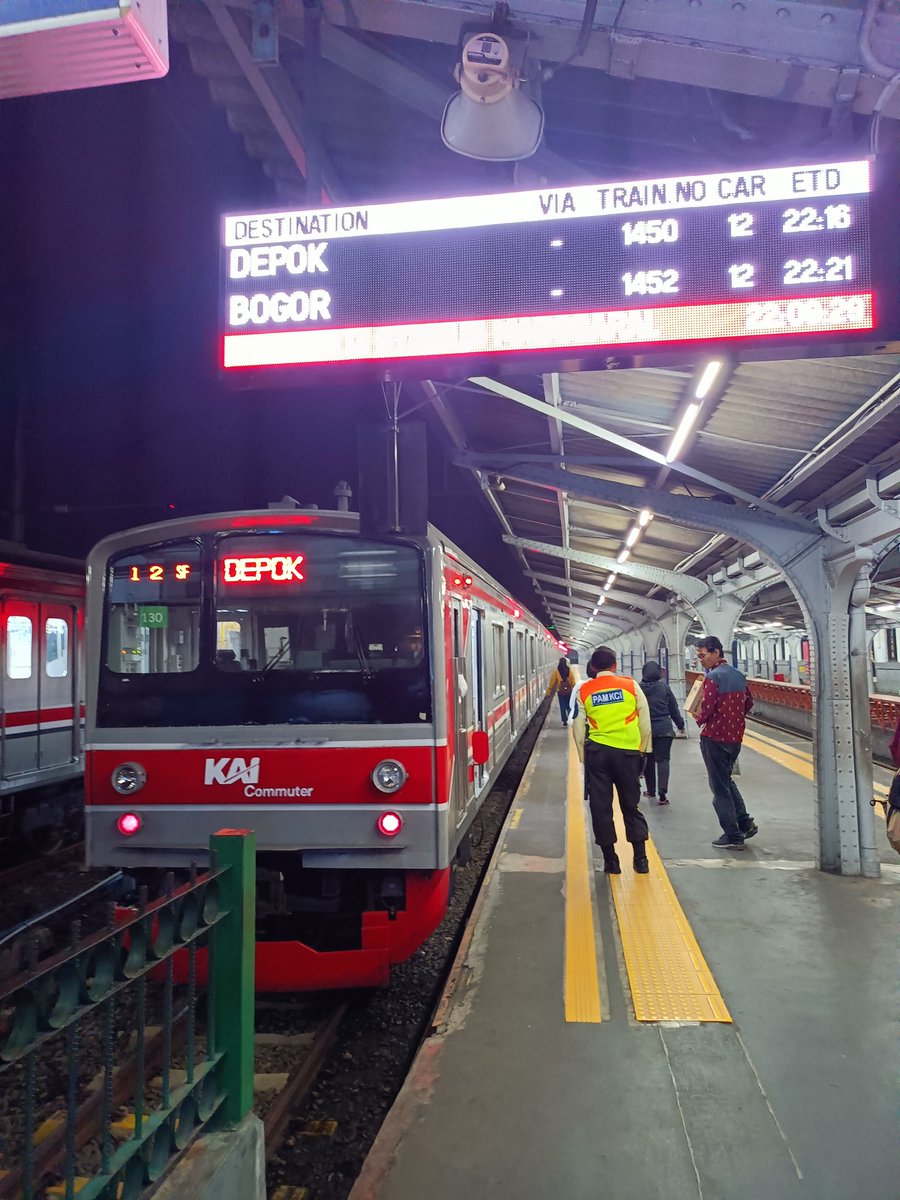 tintony's tweet photo. Niatnya mau nyoba KRL China, dapatnya yang lama.

📍Stasiun Jakarta Kota https://t.co/xTH2joiYrF