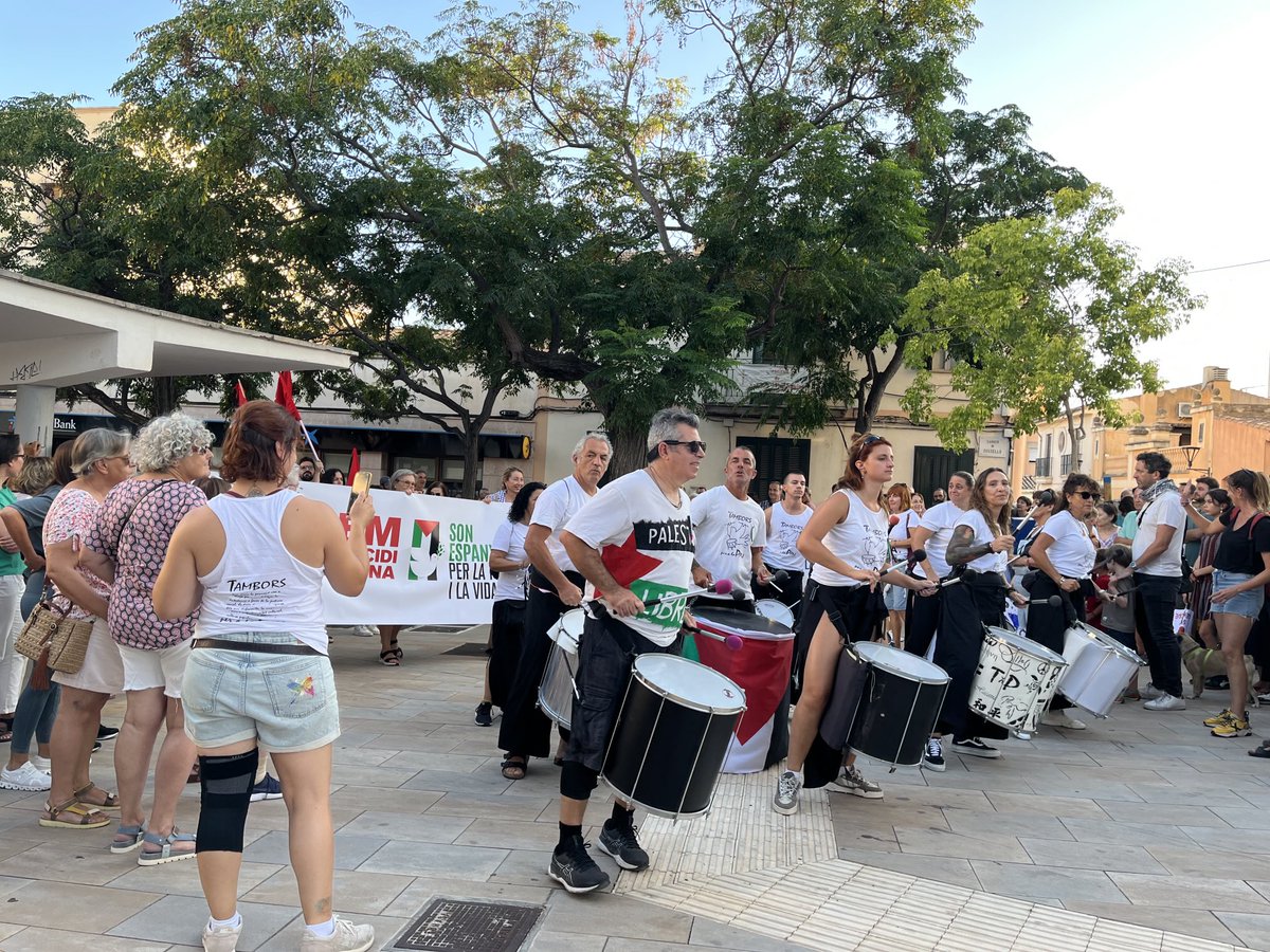 Assumptamas's tweet photo. Tambors per a la Pau. Persones per a la Pau. Son Espanyolet, Santa Catalina i Son Dameto per la PAU i la VIDA #PalestinaLliure https://t.co/WWnkLhMzWG