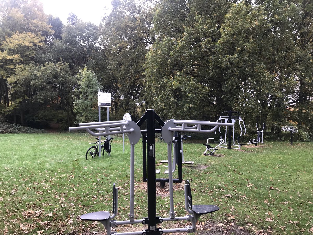 ThomasMHealy's tweet photo. Rectory Rd . Sutton  Coldfield. , has free facilities including an outdoor gyms . Some useful equipment #OutdoorGym https://t.co/K3clcTFKY7