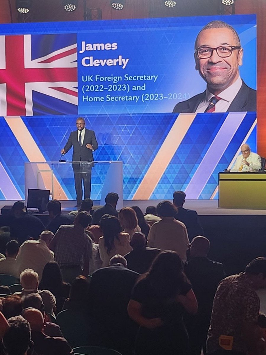 Javad Dabiran (@javaddabiran) on Twitter photo #FreeIran2025 Konferenz in #Rom – Der ehem. 🇬🇧 Außenminister <a href="/JamesCleverly/">James Cleverly🇬🇧</a> erklärte, dass die internationale Gemeinschaft sich Freiheit, Wohlstand & Frieden für das iranische Volk wünsche – und dass diese Werte nicht von außen aufgezwungen werden können und dürfen. Der Wandel #FreeIran2025 Konferenz in #Rom – Der ehem. 🇬🇧 Außenminister <a href="/JamesCleverly/">James Cleverly🇬🇧</a> erklärte, dass die internationale Gemeinschaft sich Freiheit, Wohlstand & Frieden für das iranische Volk wünsche – und dass diese Werte nicht von außen aufgezwungen werden können und dürfen. Der Wandel