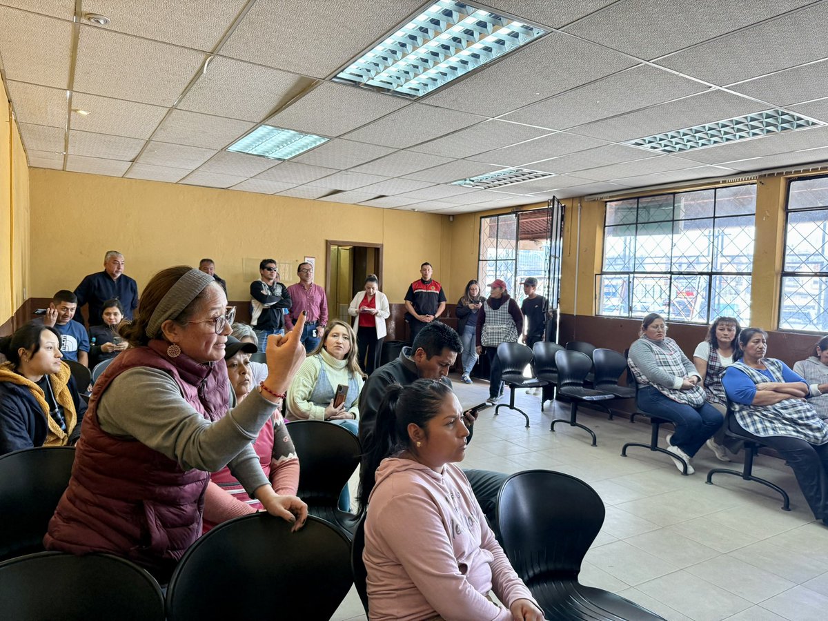 Dirección Mercados (@mercados_cuenca) on Twitter photo Con los comerciantes mayoristas de la avenida Roberto Crespo llegamos a diferentes acuerdos. 👩🏻🌾🧑🏻🌾
Un espacio de diálogo y construcción con la <a href="/GuardiaCuenca/">GuardiaCiudadanaCue</a> y la <a href="/emov_ep/">EMOV EP Cuenca</a>.
Hacemos un llamado a visitar estos espacios donde se encuentra #TodoToditoEnUnSoloLugar.
#MercadosCuenca Con los comerciantes mayoristas de la avenida Roberto Crespo llegamos a diferentes acuerdos. 👩🏻🌾🧑🏻🌾
Un espacio de diálogo y construcción con la <a href="/GuardiaCuenca/">GuardiaCiudadanaCue</a> y la <a href="/emov_ep/">EMOV EP Cuenca</a>.
Hacemos un llamado a visitar estos espacios donde se encuentra #TodoToditoEnUnSoloLugar.
#MercadosCuenca