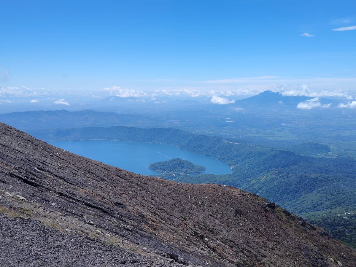 Una amiga me compartió esta bella foto. Para mi demuestra un descubir de la belleza.
Que este descubrir de bellezas sea un simil con nuestro periodismo. Feliz día Ex-colegas y actuales aliados de FUNDEMAS <a href="/FUNDEMAS/">FUNDEMAS</a> @