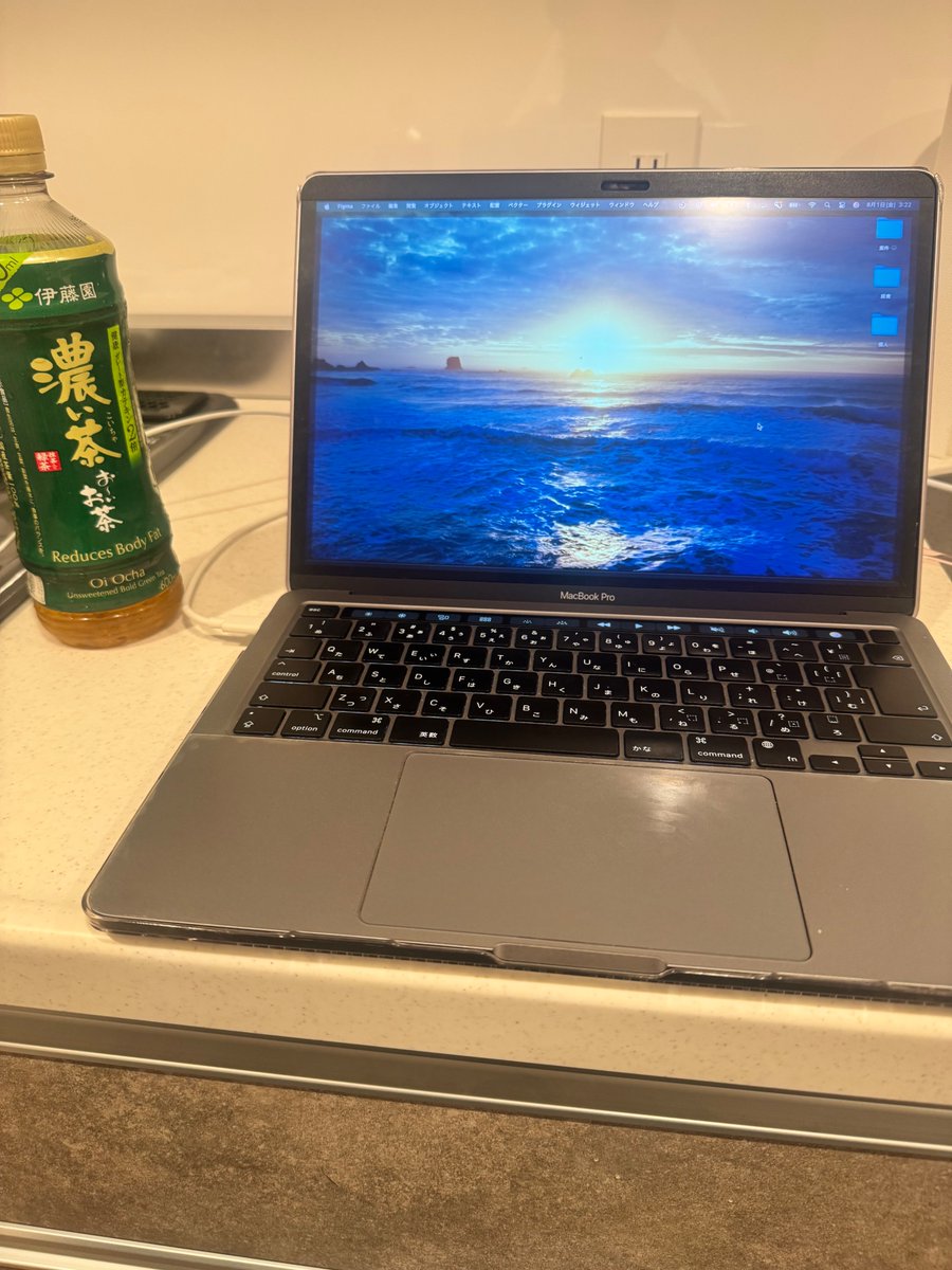 誕生日会のあと、新しい作業場でみんなで仕事！たまにはオールで作業するのも悪くない。
まだデスクがないので、今日はキッチンで🧑‍🍳