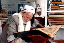 🌴

في عهد الملك فيصل رحمه 
الله كان أئمة  اليمن الزيود 
يحكمون #اليمن ٠٠
وكان اولئك الائمّة ينتهجون 
المذهب الزيدي الوسطي 
المعتدل ؛ لكن حصل ثورة 
ضدهم ٠٠ فوقفت #المملكة 
ودعمت ائمة اليمن الزيديّة 
ضد الثوّار الذين دعمهم
جمال عبدالناصر  ٠٠
 
لكن المذهب الزيدي لم يعد 
مُتزن مثلما