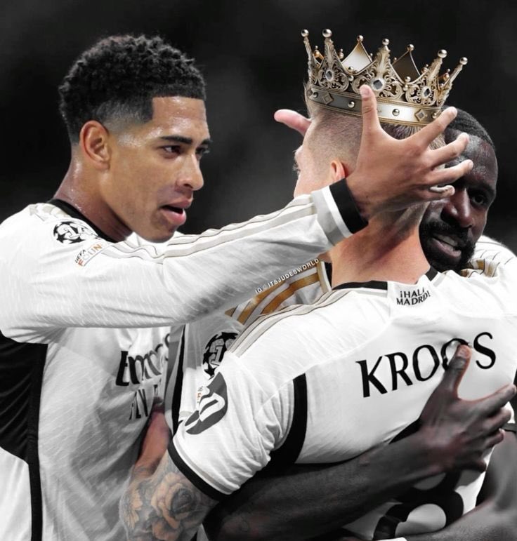 Mario___RM's tweet photo. La celebración de la corona solo queda bien cuando se hace con verdaderos Reyes. https://t.co/PuYjdaO6WI