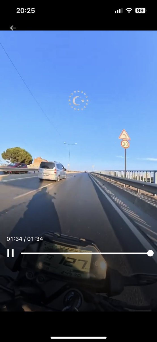 eeraytr's tweet photo. @siyahsancakx Millete ders veriyor ama  30km/s hız sınırı olan yerde 127 ile gidiyor. https://t.co/2bpZd9rSuv