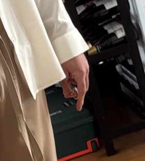 the hand signal meaning “i love you” guysssssss 😭😭💕💕💕