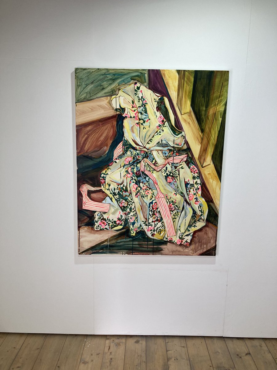 surrender_h's tweet image. 終わってしまいましたが、和田典子さん@wadanorikoの個展、廃墟のようなギャラリーで絵も不気味で大変良かったです
