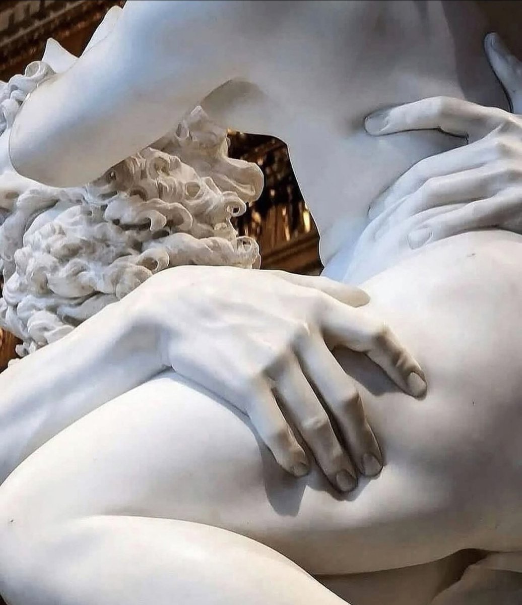 Dalla fluida trasparenza del velo nel David di Michelangelo al drappeggio spettrale de La Vergine Velata, queste sculture in marmo mostrano una maestria mozzafiato.⁠
⁠
Ogni opera nasce da un blocco solido di marmo, scolpito attraverso una tecnica sottrattiva con strumenti come