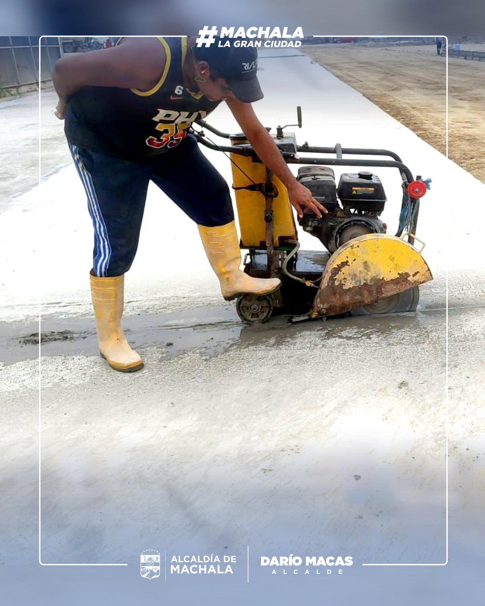 Continuamos trabajando en beneficio de Machala, actualmente ejecutamos la construcción del área de estacionamientos en la Plaza Bicentenario.
Esta es una obra hace de la Gran Ciudad, una urbe que se desarrolla en beneficio del sector comercial y productivo.