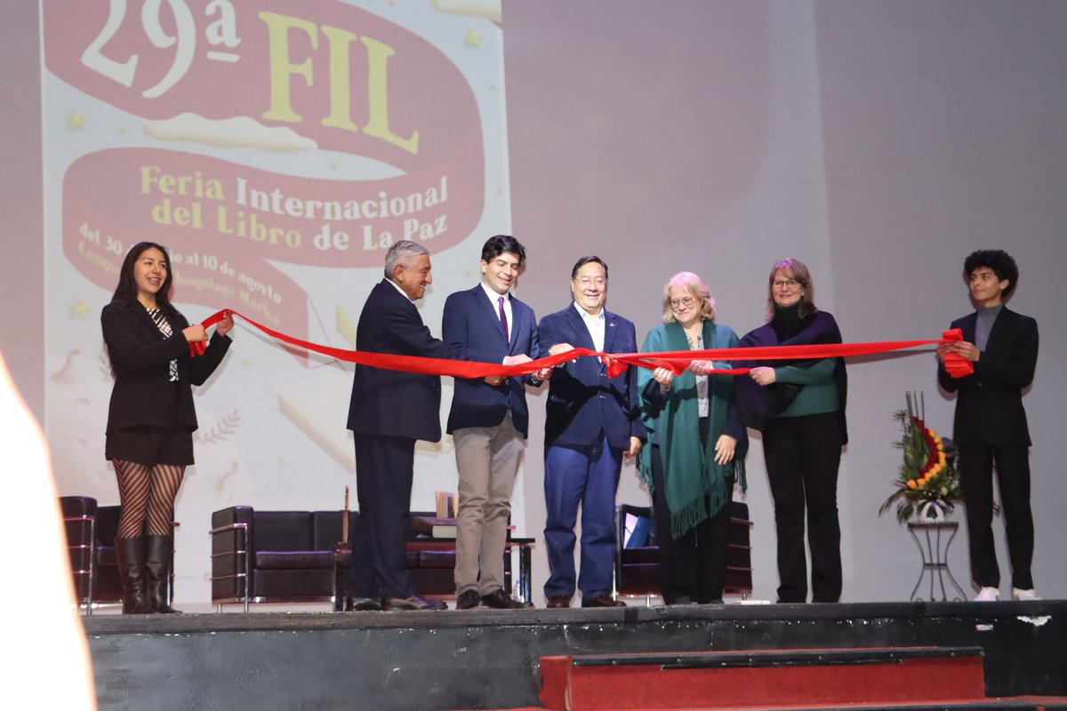 FranceBolivie's tweet photo. 📚✨ ¡Arranca la 29° Feria del Libro de La Paz! 🇧🇴  

🇫🇷 Francia y ONU invitados de honor 

📅 Del 31/7 al 11/8 en el Bicentenario de Bolivia.  

Con @LuchoXBolivia @ivanariasduran y #FernandoBarrientos

#FilLaPaz  

¿Vas a ir? 📖💙 https://t.co/Y2GM42B6lG