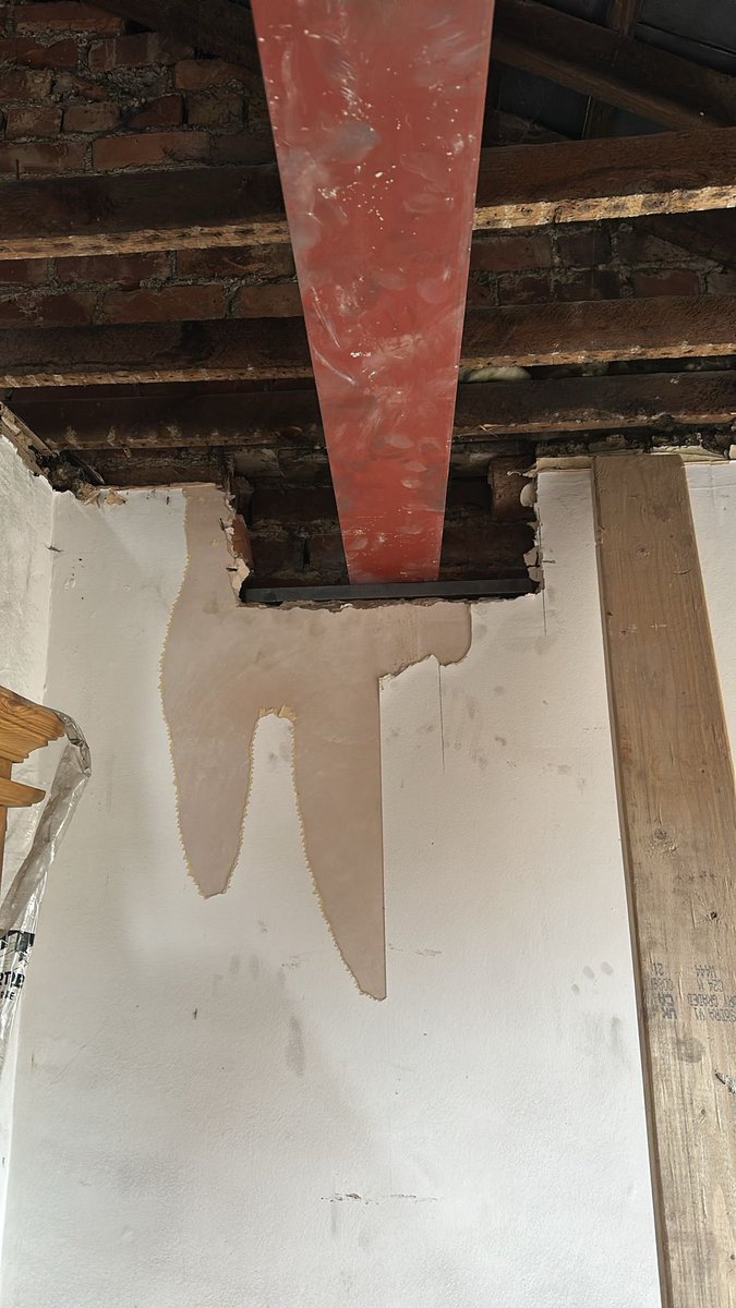 davidjohnbuild's tweet image. Steels in place.thank you to Sean and Chris at SJ Fabrications and to Mike and Dylon for installing accurately, well done all. #loftconversion