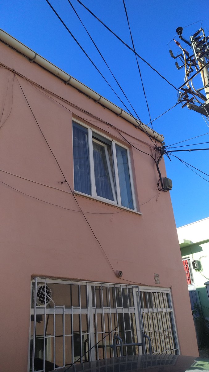 ComeForY0u's tweet photo. @TurkTelekom
@TTDestek
Ayvalık Fethiye mah . no 41 de 3 ay oldu Kablolarınızı duvarımdan almadınız.  Ayvalık personeliniz rahatlarını bozunca inatlaşıyor Haziran'dan beri oyalıyor .  Arıza gösterip internetide kestiler.  İntenetimi açın,  Duvarımdan kablolarınız alın. https://t.co/bDUbWpDCOM
