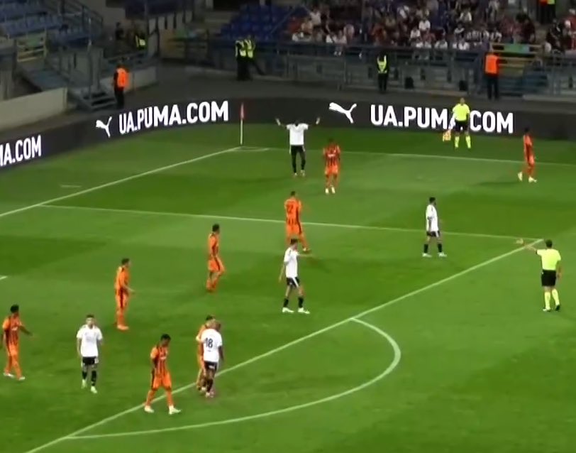 Abraham tam 30 saniye kendisine yardım gelmesini bekledi. Bu takımın özeti bu işte.