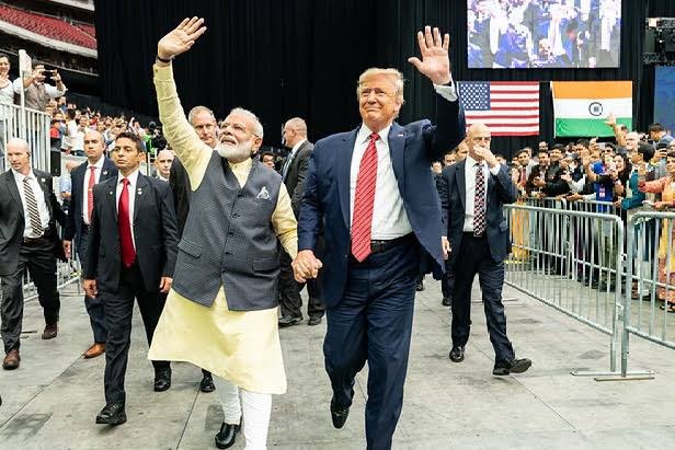 அடேய் சங்கி டேடியா பசங்களா இந்தா உங்கொப்பன் Howdy Modi டெக்சாஸ்ல புடுங்குனப்பம் எடுத்த போட்டா 😤😤இப்போ கதறுதான் ராகுல்காந்தி ட்ரம்பு பேச்ச கேட்டுகிட்டு நாட்டுக்கு எதிரா பேசுறாருன்னு 😤😤மோடி நாட்டை அடகு வைச்ச போட்டோ இந்தா 😤😤