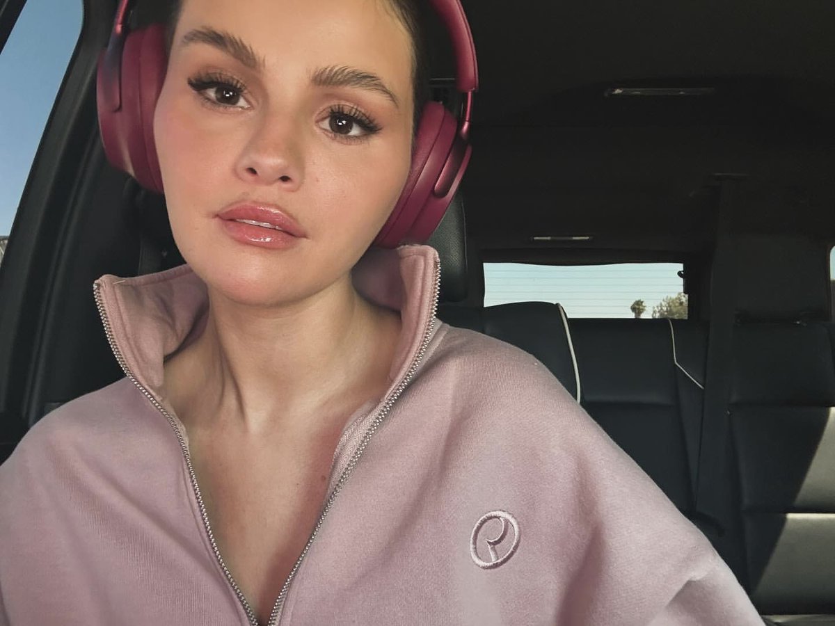 SGomezNewsCOMs's tweet photo. Selena Selena Gomez via Instagram 

“after work from our offices @rarebeauty” https://t.co/VSIW2wZqLS