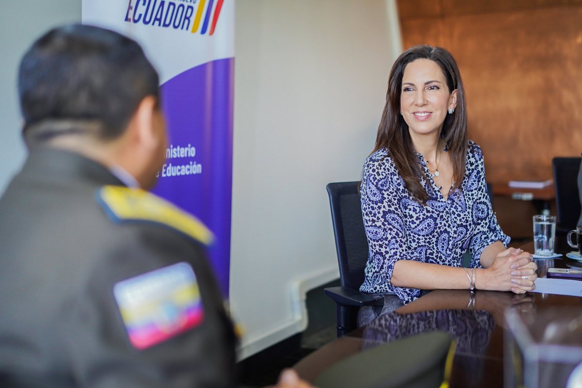 🤝 La ministra <a href="/AlegriaCrespo/">Alegría Crespo Cordovez</a> se reunió con el General Renato Cevallos, director de Educación de la <a href="/PoliciaEcuador/">Policía Ecuador</a>, para fortalecer el trabajo articulado con los liceos policiales en todo el país 🏫👮🏻‍♂️.

Durante el encuentro se acordó coordinar acciones para impulsar la