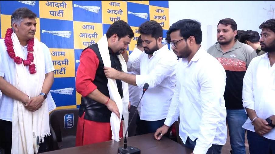 OmsinghAAP's tweet image. &quot;बुराड़ी विधानसभा से लोकप्रिय विधायक, जनसेवा के प्रतीक, हमारे बड़े भाई @Sanjeev_aap जी को जन्मदिन की हार्दिक शुभकामनाएं।
ईश्वर आपको दीर्घायु, उत्तम स्वास्थ्य और सेवा कार्यों में निरंतर सफलता प्रदान करें।
आपका जीवन सदैव प्रेरणादायक बना रहे।
🎉🎂🙏&quot;