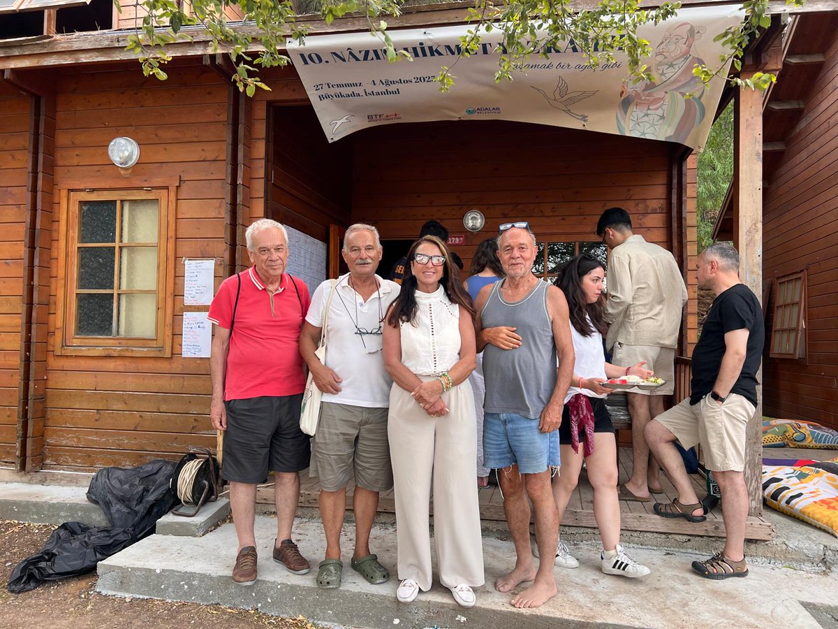 📚 10. Nazım Hikmet Yaz Kampı Büyükada’da devam ediyor! 🌿🌍

27 Temmuz–4 Ağustos tarihleri arasında BTF, Adalar Belediyesi, Adalar Vakfı ve Gündüz Vassaf &amp; Nâzım Hikmet Kampları Gönüllü Ekibi iş birliğiyle gerçekleşen bu kamp, farklı coğrafyalardan gençleri bir araya getirerek