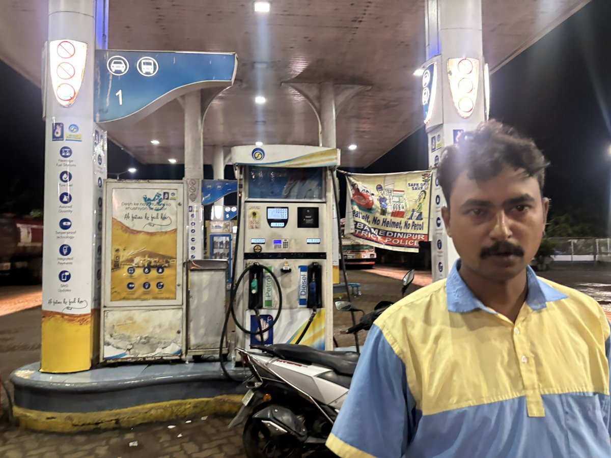 princeannay's tweet photo. @bharatpetroleum @narendramodi @MamataOfficial 
My petrol got over in my bike, and teh petrol pump in Kumargunj, East Midnapore, West Bengal denied petrol saying it’s over. Okay if it’s over thenclose your pump for the day. This is how you treat citizens!? https://t.co/87ejI6Ajgn