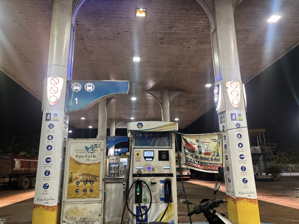 princeannay's tweet photo. @bharatpetroleum @narendramodi @MamataOfficial 
My petrol got over in my bike, and teh petrol pump in Kumargunj, East Midnapore, West Bengal denied petrol saying it’s over. Okay if it’s over thenclose your pump for the day. This is how you treat citizens!? https://t.co/87ejI6Ajgn