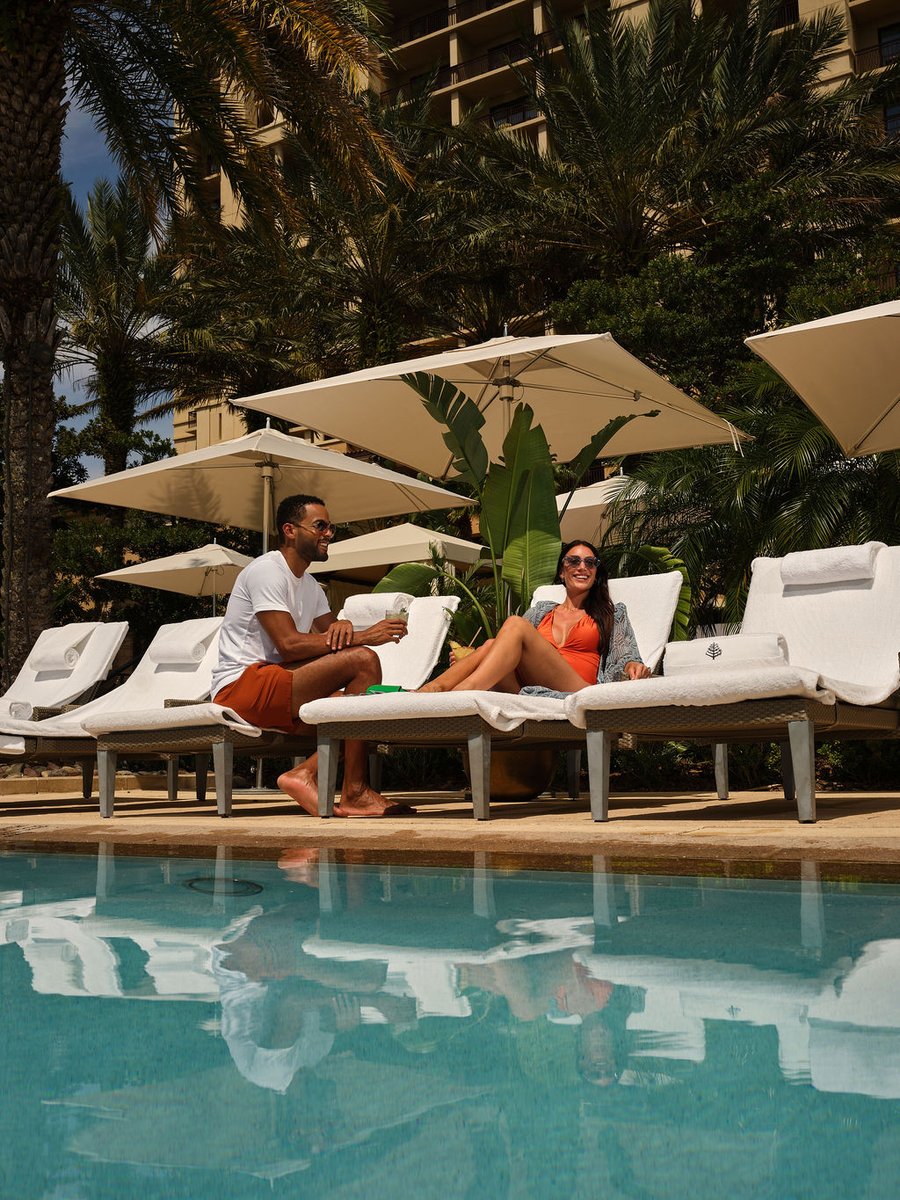 Cocktails, light bites, and live beats make your Sunday better.