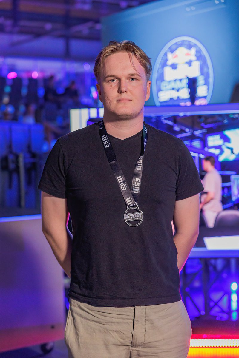𝓗𝓸𝓹𝓮𝓪𝓪 🥈

SM-kisojen hopeamitalin saa Niklas ”Nigi” Gallen, joka joutui lopulta taipumaan huipputasaisessa finaalissa. 

Myös Niklas nähdään E-maajoukkueen leirillä myöhemmin kesällä. 🇫🇮

Onnea, Niklas! 👏🏼

📸 Petri Leppävuori

#Esportsfi