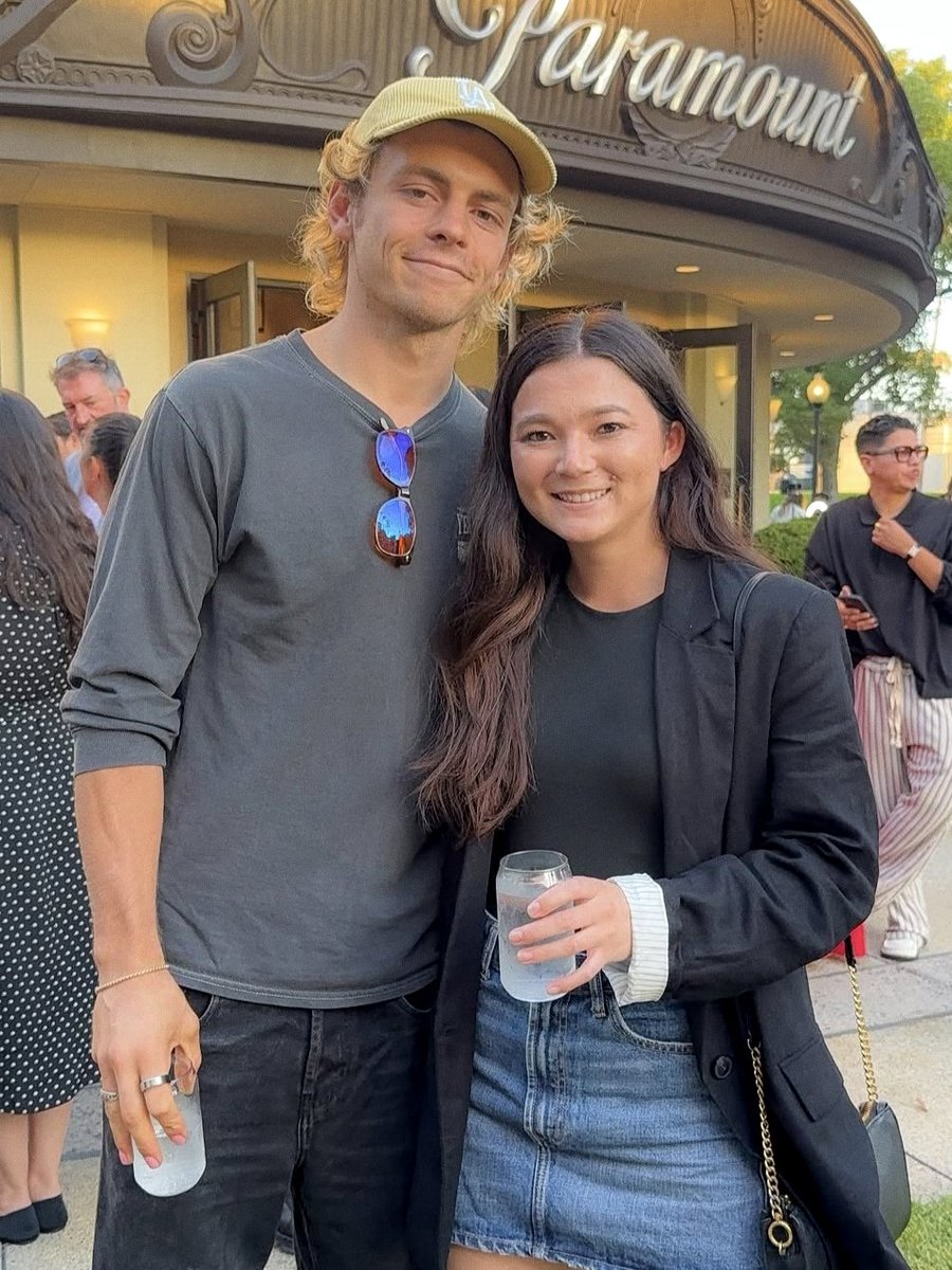 📸 Ross with a fan at the “Trust” screening  in Los Angeles yesterday.