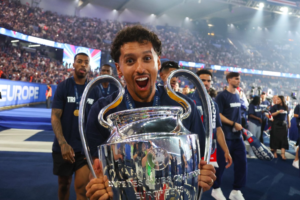 ActuFoot_'s tweet photo. 🚨 𝗠𝗔𝗥𝗤𝗨𝗜𝗡𝗛𝗢𝗦 🇧🇷 𝗥𝗘𝗦𝗧𝗘 𝗔𝗨 𝗣𝗦𝗚 ! ❤️💙

Après réflexion, le capitaine parisien a choisi de rester pour une nouvelle saison.

Il égalera bientôt le record de longévité de Jean-Marc Pilorget avec 13 saisons disputées sous les couleurs du PSG. 🤩

🗞️ @lequipe https://t.co/K7K4BfzyGP