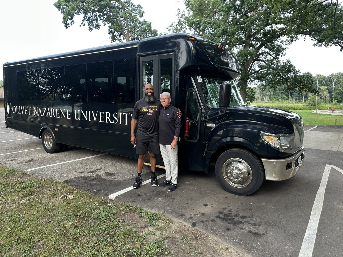 ONAZFootball's tweet image. We want to Thank our President Emeritus, Dr. John Bowling. He spent time with us during our Leadership Retreat at The Miracle Camp Retreat Center. 
-
#HateAverageBeGREAT #WinTheWest #FearTheStreak #TheTigerWay #R837 #ComeToTheBourb #HoldTheRope
