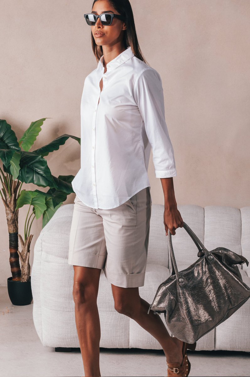 The go-to shirt when everything else feels too much.
.
.
#womenshirt #summershirt #summerlooks #everydaystyle #chicstyle #casualwear #ss25
.
Shop now : tinyurl.com/ploumanach