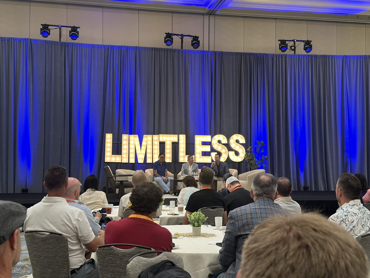Rich Dad, Poor Dad speaking at the Limitless Expo