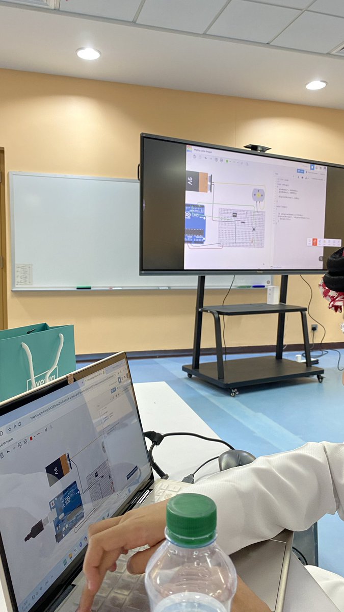 jana__algarni's tweet photo. الأسبوع الثالث من معسكر التقنيات الناشئة كان ختامه بورشة برمجة الروبوتات🤖💡
أسبوع مليء بالتطبيقات العملية في عالم الروبوتات!
الورشة من تنظيم جامعة الملك خالد بالتعاون مع أكاديمية طويق.
لقطات من أجواء الورشة✨:
#جامعة_الملك_خالد #أكاديمية_طويق #التقنيات_الناشئة #برمجة_الروبوتات https://t.co/2QdYmzZ31x