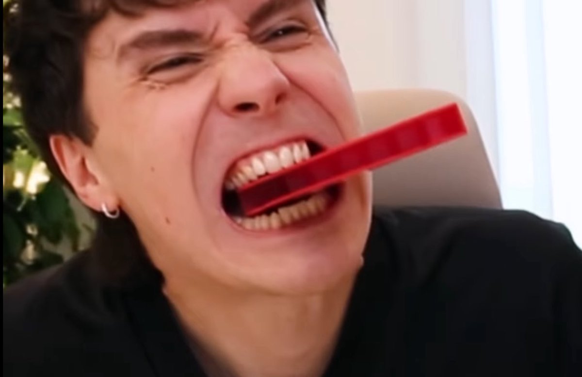 PHANG0RIA's tweet image. i rlly appreciate this danism where when he loses a game he puts an item in his mouth and shakes it around like some kind of dog