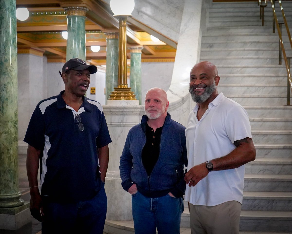 𝘾𝙝𝙚𝙚𝙧𝙨 𝙩𝙤 𝙍𝙚𝙩𝙞𝙧𝙚𝙢𝙚𝙣𝙩 📷📷
After 31 years with the Allen County Sheriff's Department, Detective Corporal Eley is officially retiring. He has served across nearly every corner of the department...Patrol, Warrants, Confinement, and CID. Congrats on your retirement!