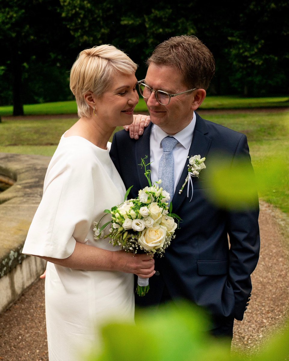 „Glaube, Hoffnung, Liebe - diese drei.
Doch die Liebe ist die größte unter ihnen.“ 💕

Wir haben heute erneut „Ja“ zueinander gesagt. Ein Moment voller Dankbarkeit, Vertrauen und tiefer Verbundenheit.

Danke von Herzen für all die lieben Glückwünsche. 🌸