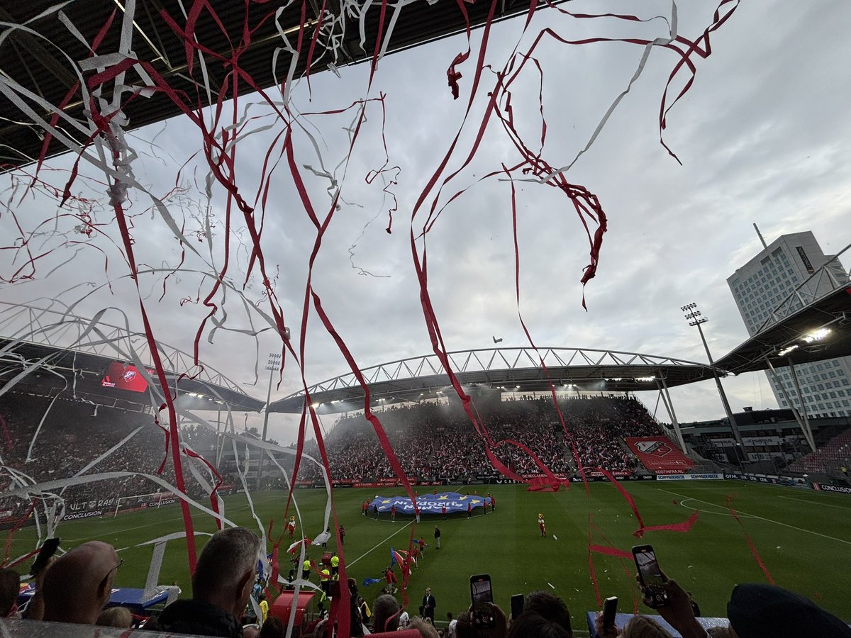 Geen vuiltje aan de lucht voor FC Utrecht tegen Sherrif Tiraspol. Na een klein uur spelen 3-0 voorspong door goals van Jensen, Horemans en Viergever uit drie corners van El Karouani. Jubelstemming op de Bunnikside. Shirts uit en zwaaien. #utrshe #fcutrecht