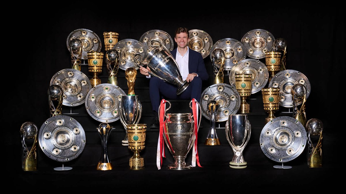 Thomas Müller's FC Bayern contract has now officially expired 

After 25 years at the club, Müller is no longer a Bayern player 

#DankeThomas 🔴⚪