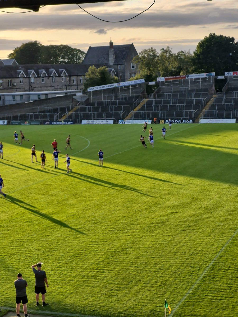 Brilliant pass from Padraig Finnerty sets up his brother Niall for a super point as Skryne extend their lead to 0-12 to 0-8 after 39 mins
#MeathSFC #StPetersvSkryne