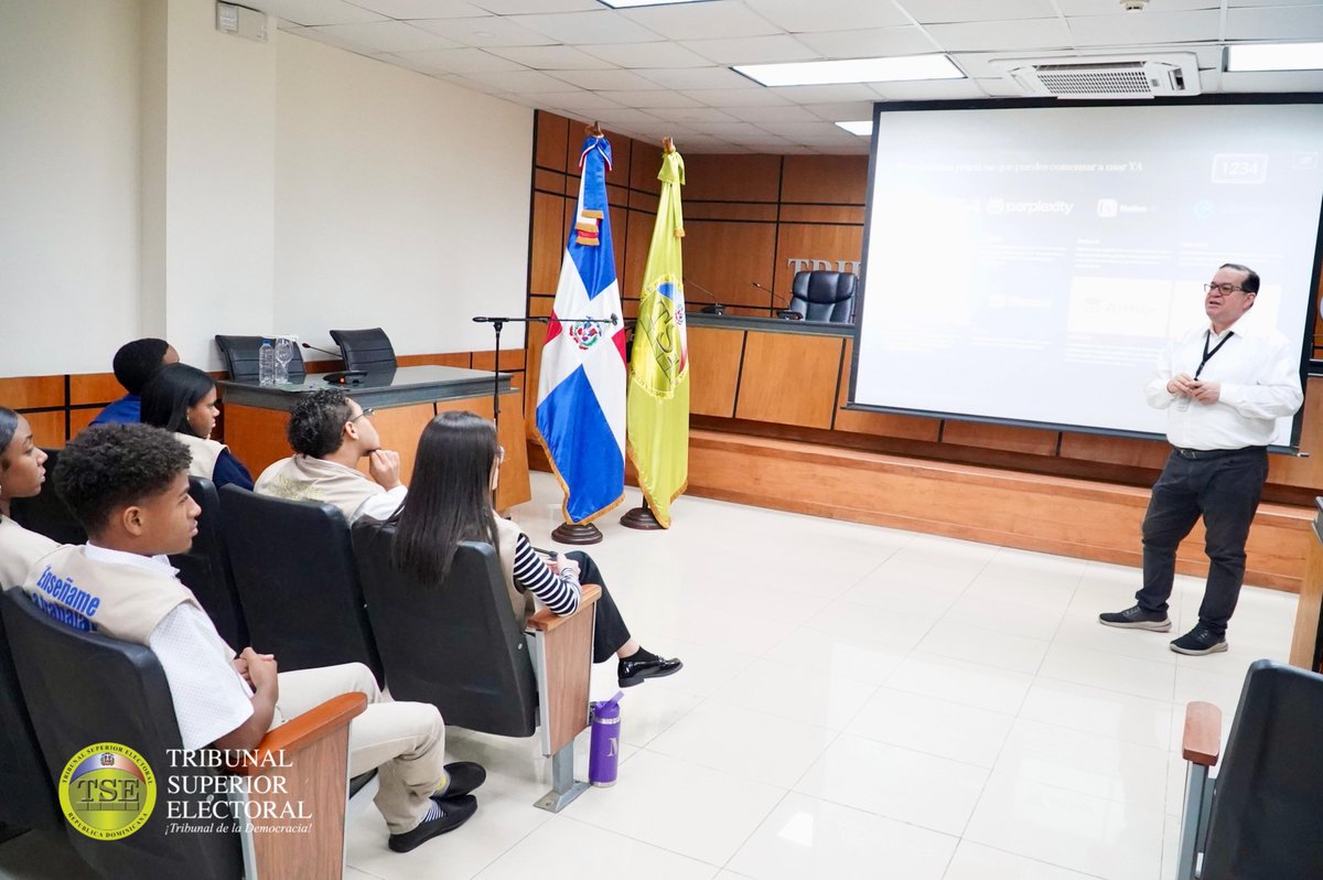 Como parte de su compromiso con la formación integral de los jóvenes del programa Enséñame a Trabajar, el Tribunal Superior Electoral (TSE) llevó a cabo el taller “IA y Futuro: Tu Inteligencia, Potenciada”, una iniciativa institucional orientada al desarrollo de competencias para