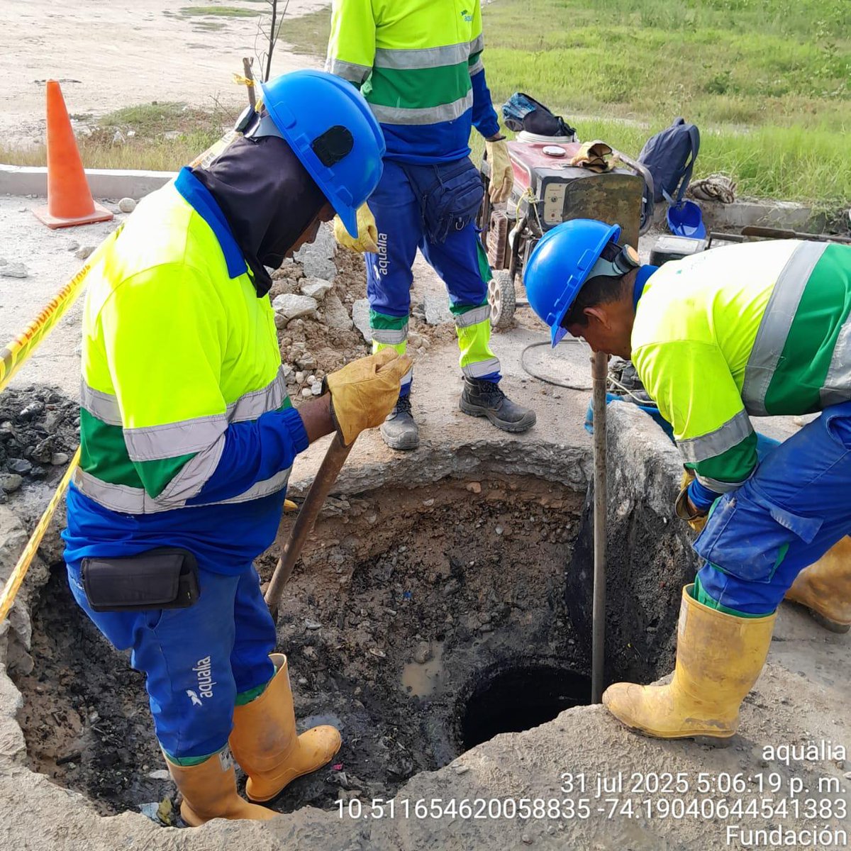 #AEstaHora| Aqualia interviene los manholes del barrio Villa Fanny en Fundación, Magdalena para su correcto funcionamiento. Esto se da gracias a que la Alcaldía de Fundación gestionara, a través del contratista, la demolición del pavimento.