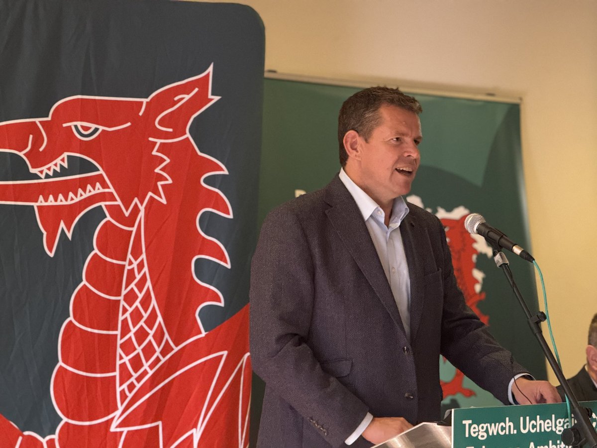 What a way to kick off Plaid Cymru’s tour of Wales - diolch Wrecsam 🏴󠁧󠁢󠁷󠁬󠁳󠁿

Great day. Great people. Great conversations about the future of Wales. 

It’s time to give Wales the fresh start it needs with Plaid Cymru!