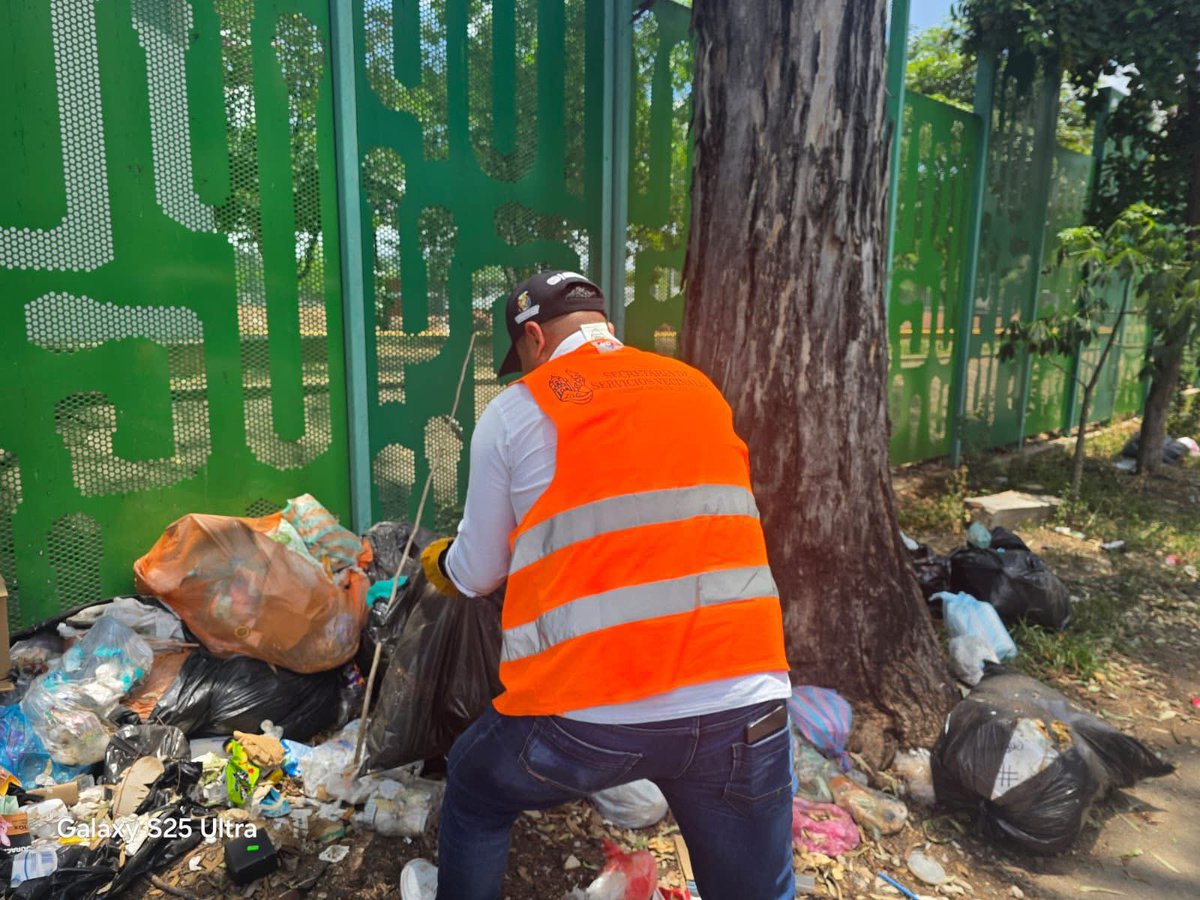 🗣️  VOZ DE LA COMUNIDAD | Durante la #Guelaguetza2025, #Oaxaca generó 396 toneladas adicionales de residuos sólidos, creando así un enorme reto para el servicio de limpieza municipal.
El secretario de Servicios Municipales, informó que esta cifra corresponde únicamente a la