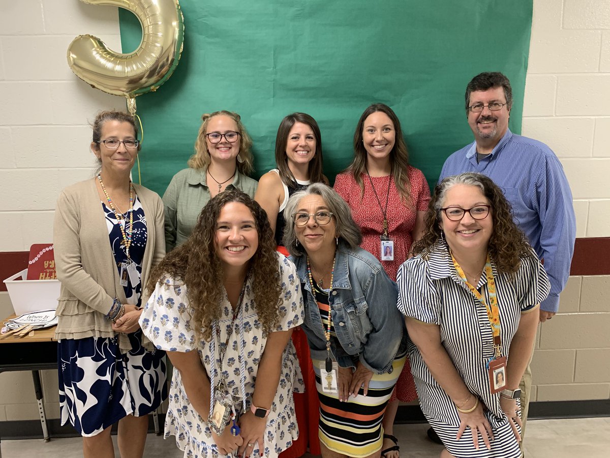 LessonsWithMsC's tweet image. 5th grade team is ready!