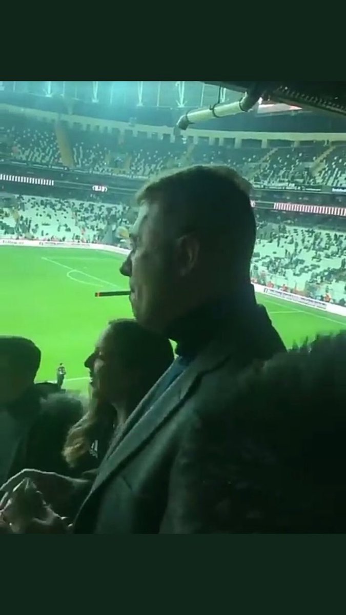 Sen bir yerlerde
Ben bir şehirde
Akşam olunca
Beni hatırla