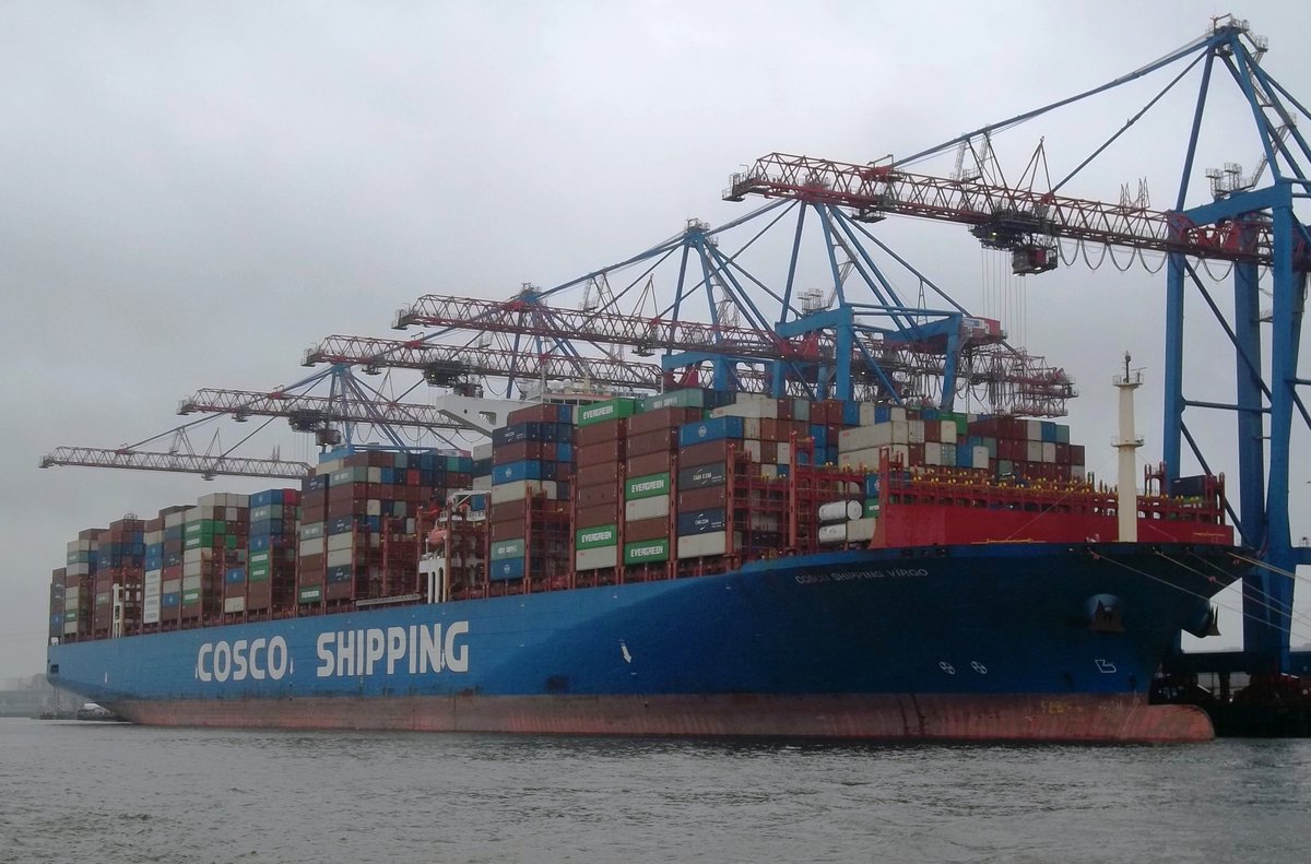 ThomasBartels83's tweet image. Das größte #Containerschiff der #Welt begegnete mir im #Hafen von #Hamburg 🚢⚓️🏗️🏗️🏗️🌊😲📸✨ Die COSCO SHIPPING VIRGO aus #China 🇨🇳🌐⚓️ 
Fast einen halben Kilometer lang und über 20.000 Container können geladen werden! Beeindruckend dieses #Schiff live aus der Nähe zu erleben!!