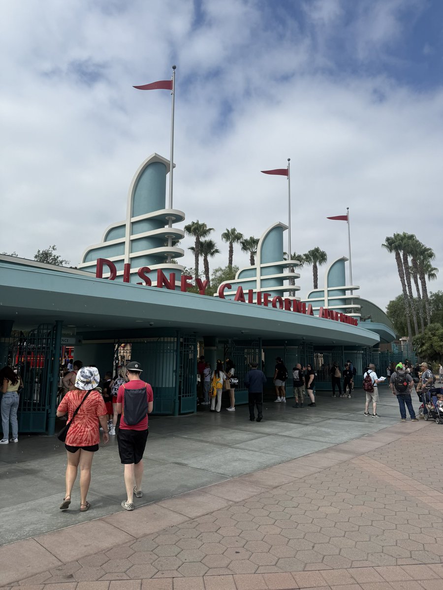 Jebus____'s tweet image. Shoutout to Diss-Knee for the free First responder tix 🙏🏼🔥