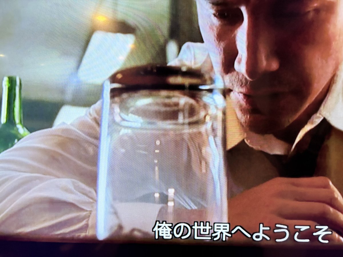 sake_no_ba's tweet photo. 映画『コンスタンティン』の冒頭で、ジョンが煙と蜘蛛を閉じ込めたグラスに注がれていたのは──アードベッグ10年。

「俺の世界へようこそ」

救いのない夜に、ちょっとだけ付き合いたくなる一杯。
#BarWALTHER #アードベッグ #シネマカクテル https://t.co/DYNG3RcQd3