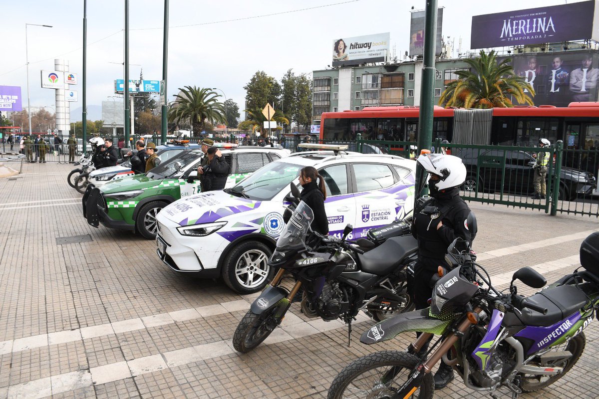 Debemos levantar la mirada: la seguridad se construye en conjunto, por eso en #EstaciónCentral seguimos recuperando espacios como Plaza Argentina y avanzando en los terminales de buses. Seguiremos trabajando con la comunidad, las policías y toda la institucionalidad del Estado.